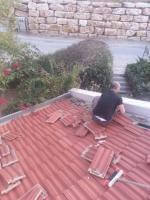 פירוק רעפים כהכנה לאיטום גג - חברת "בראשית איטום בניה ושיקום"